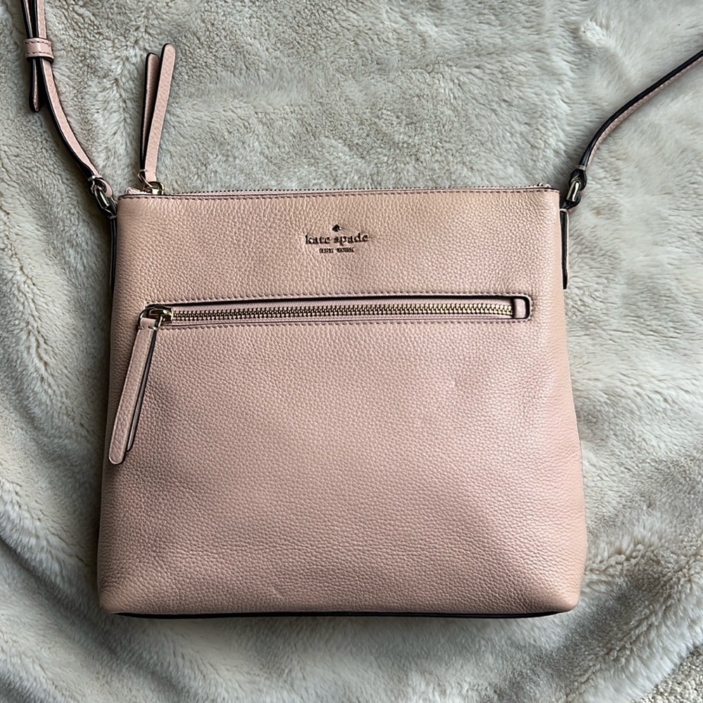Kate Spade light pink bag, excellent condition. Only used a couple of times.